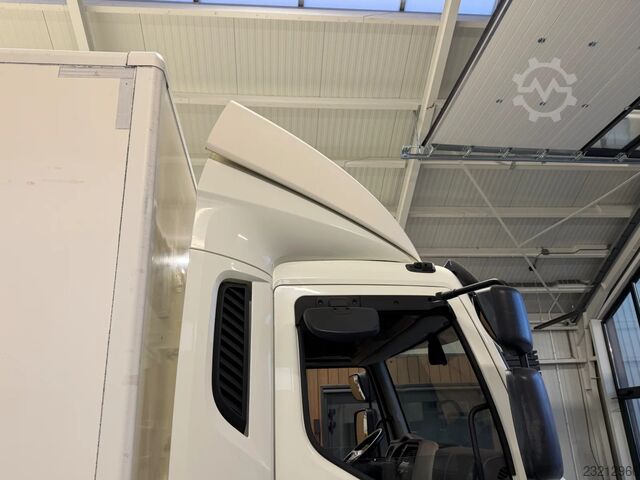 DAF LF 230 LF 230.12 EURO6. 2022. KAMION TRANSPORTUES me platformë me rampë ngarkimi hidraulike DAF LF 230 LF 230.12 EURO6.  2022.  OPRIJWAGEN met ...