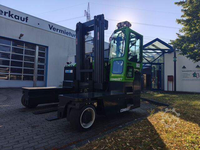 Cargador lateral de cuatro vías Combilift C8000ET