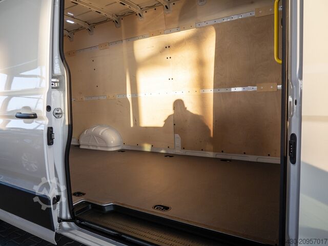 Minibuss VW Crafter 35 lang Hochdach AHK LED AHK ACC LED