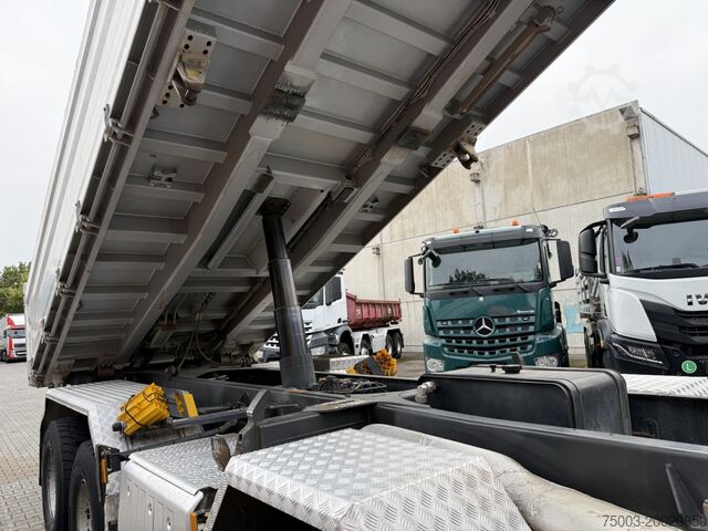 Háromirányú billenő teherautó Mercedes-Benz Arocs 3246K 8X4 Meiller