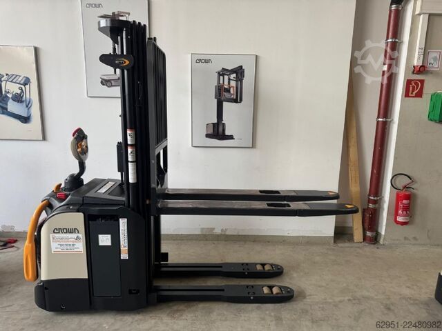 Stivuitor manual Crown ETi-1.6 mit Gabelverlängerungen