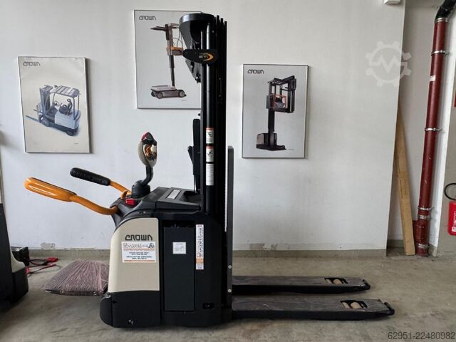 Stivuitor manual Crown ETi-1.6 mit Gabelverlängerungen