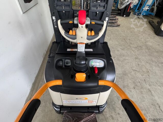 Stivuitor manual Crown ETi-1.6 mit Gabelverlängerungen
