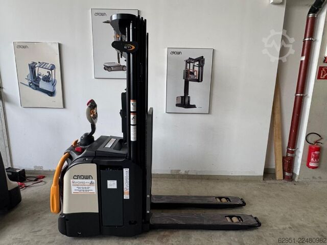 Stivuitor manual Crown ETi-1.6 mit Gabelverlängerungen
