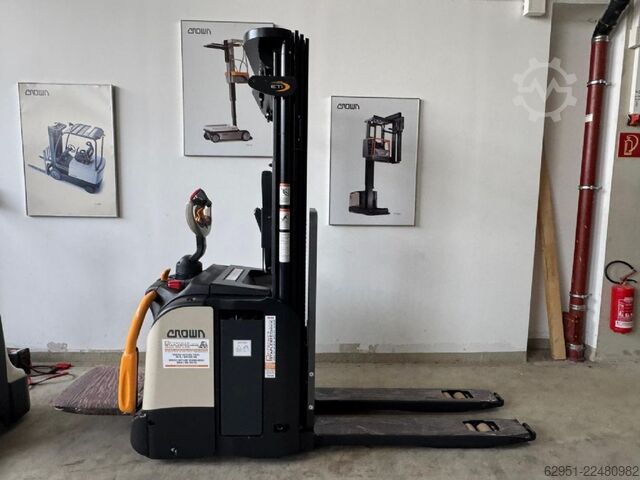 Stivuitor manual Crown ETi-1.6 mit Gabelverlängerungen