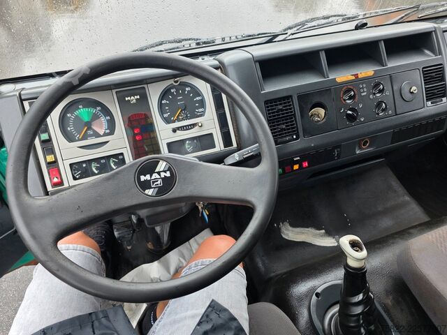 Transporter mit Kipper MAN 8.174 / E3 / Kipper Kran Greifer / 2X AHK