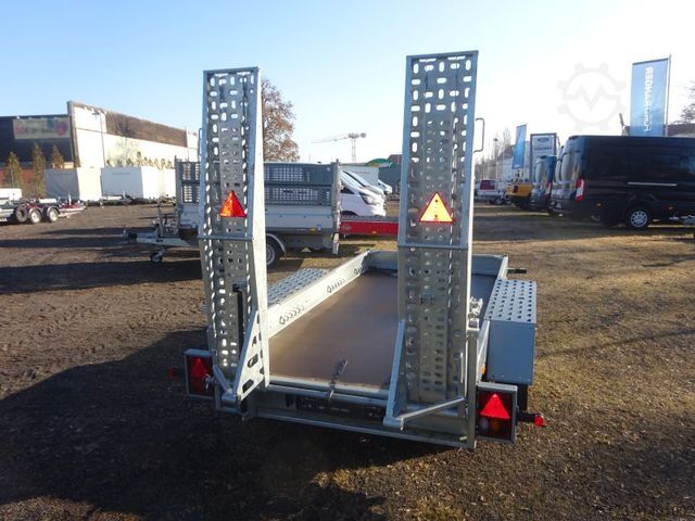 Trailer dengan platform kerja STEMA BMAT .2 Baumaschinentransporter Rampe