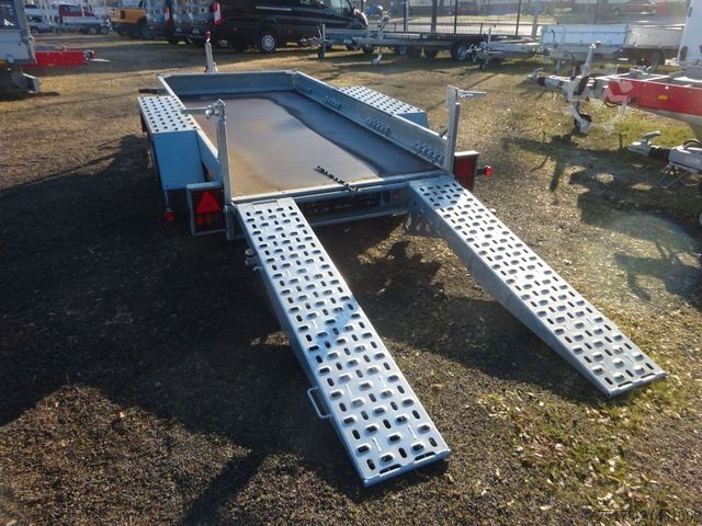 Trailer dengan platform kerja STEMA BMAT .2 Baumaschinentransporter Rampe