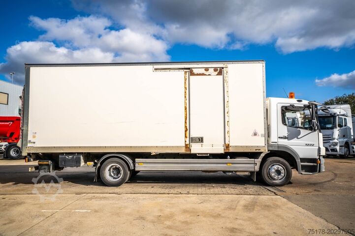 Valiză MERCEDES ATEGO 1222 + D'HOLLANDIA 1.5T