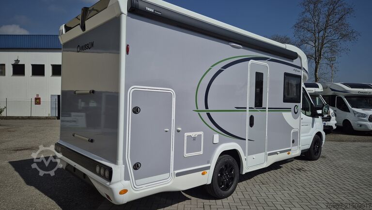 Camper semi-terintegrasi Chausson 640 TITANIUM LINE M26