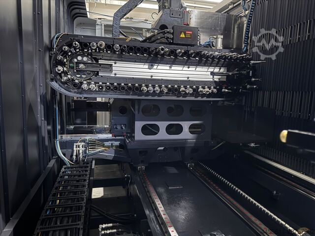 Pusat pemesinan menegak DOOSAN VCF-850LSR