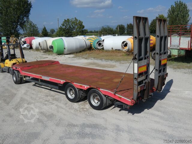Semiremorcă cu platformă joasă pentru transportul utilajelor de construcţii CTC RP27G
