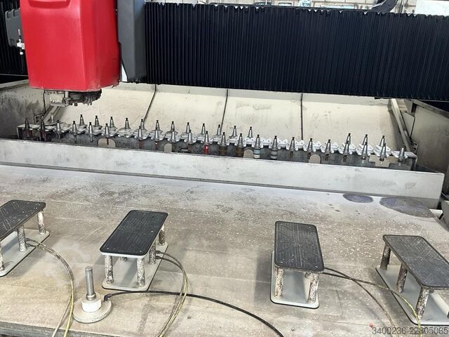ศูนย์เครื่องจักรกลซีเอ็นซี 3 แกน Intermac Master 33.3 ปี 2021 Intermac Master 33.3