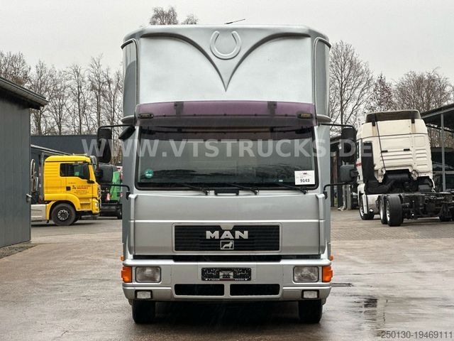 Cattle truck MAN Niehoff Pferdeaufbau mit Wohnabteil