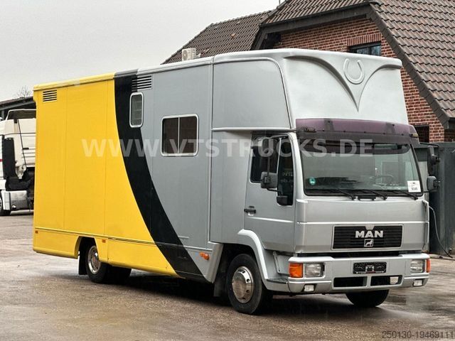 Cattle truck MAN Niehoff Pferdeaufbau mit Wohnabteil