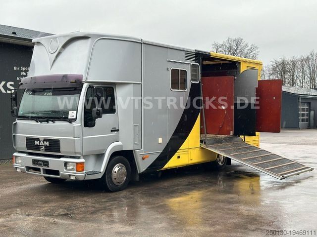 Cattle truck MAN Niehoff Pferdeaufbau mit Wohnabteil