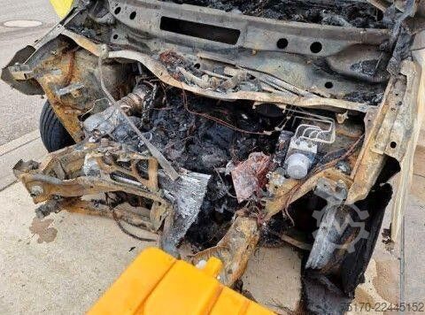 Karavan s visokim krovom Mercedes-Benz V 220 d BRANDSCHADEN !