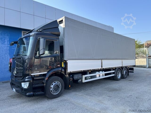 Kamion s ravnom platformom s ceradom Mercedes-Benz Antos 2532