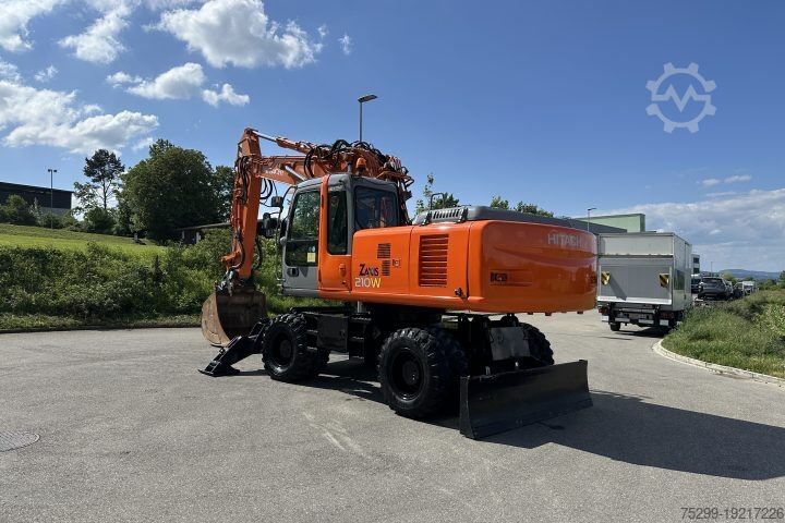 Tela-alustainen kaivinkone Hitachi ZX210W Lehnhoff Schnellwechsler / Swiss-Vehicle