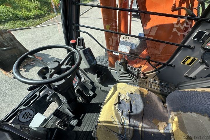 Tela-alustainen kaivinkone Hitachi ZX210W Lehnhoff Schnellwechsler / Swiss-Vehicle