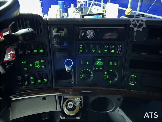 Damperli kamyon Scania R560 brøyterigget krokbil m / 20 T krok og kasse.