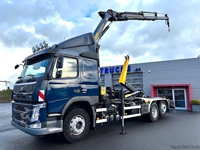 Roll-off tipper truck VOLVO FM430-6X2/4-KRAN+ABROLLER/KFZ BRIEF/TOP