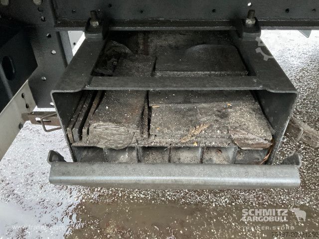 Trailer semi terbuka dengan terpal Schmitz Cargobull Curtainsider Standard Staplerhalterung