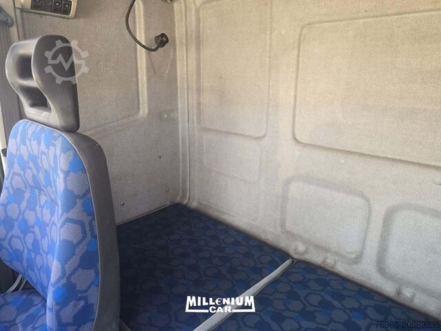 平床と防水シートを備えたトラック Iveco EUROCARGO 150E28 CENTINATO 9,60 C/SCOPRI