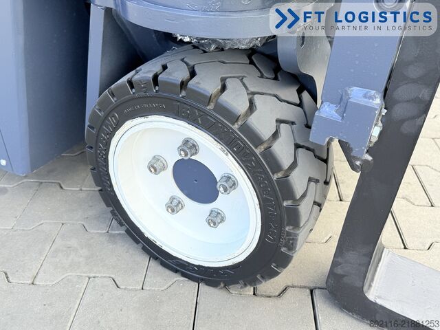 čtyřcestný vysokozdvižný vozík Combilift CB2500 GAS TRIPLEX 4900 FORK POSITIONER