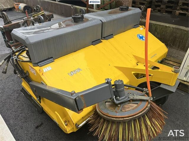 Machine de chantier Vama EHK 2200 wheel loader broom