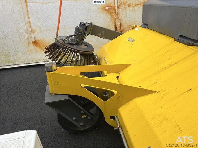 Machine de chantier Vama EHK 2200 wheel loader broom