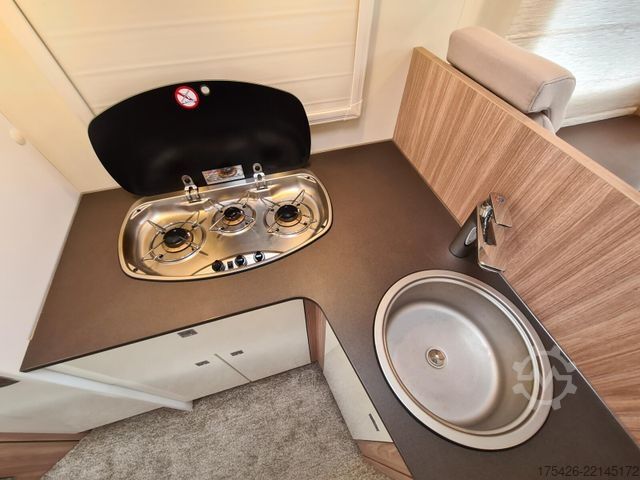 Semi-integrated camper BÜRSTNER Delfin T 660 *Luftfahrwerk*Solar*SAT+TV*
