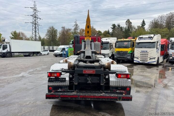 Camion benne à bras amovible VOLVO FMX-540 10x4 Moser