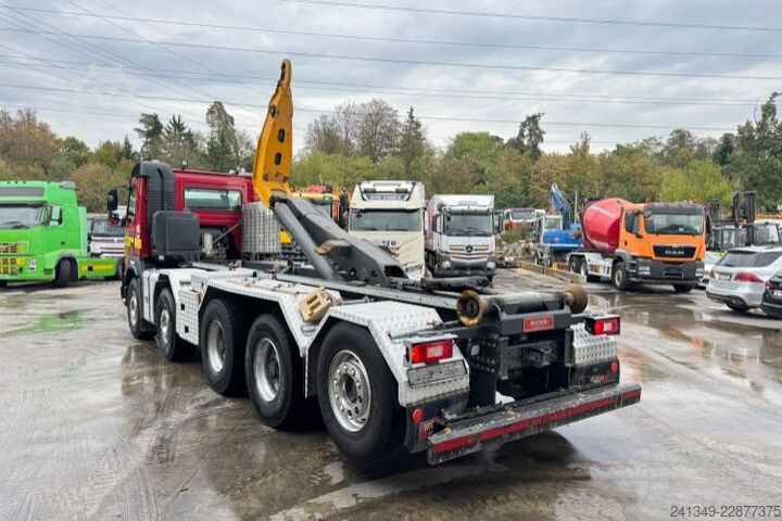 Camion benne à bras amovible VOLVO FMX-540 10x4 Moser