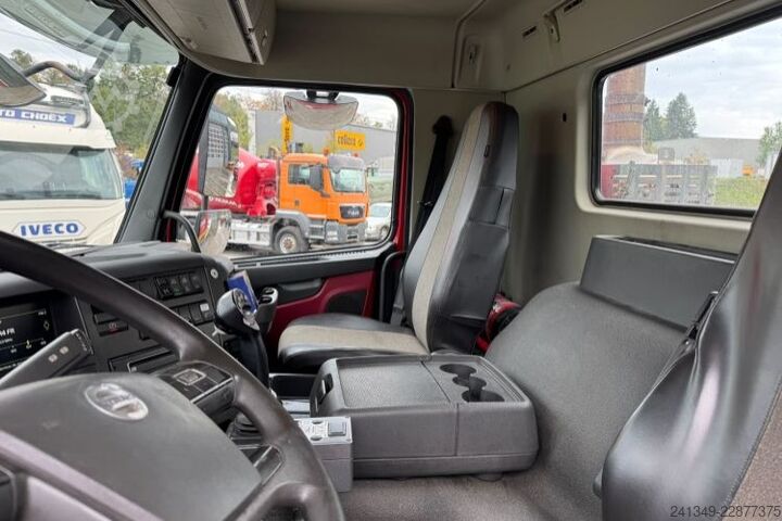 Camion benne à bras amovible VOLVO FMX-540 10x4 Moser