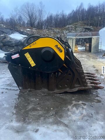 İnşaat makinesi MB Crusher crushing bucket w/ G90 attachment