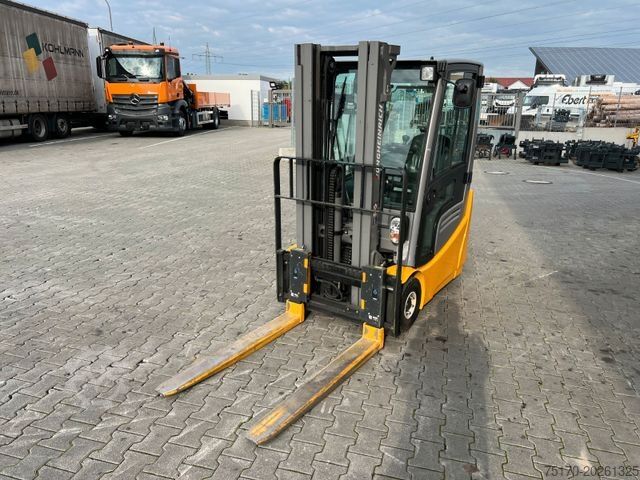 Frontgaffeltruck JUNGHEINRICH EFG 215 / Triplex: 4.25m! / SS /  4.029h