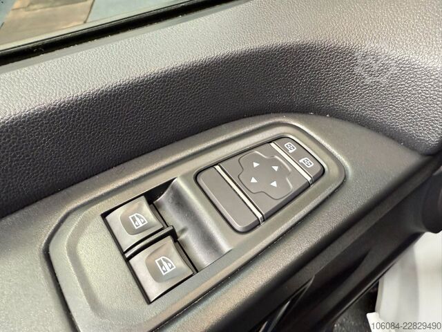 Minibús RENAULT Trafic Kombi L1H1 Life Style 8 Sitze AC LED PDC