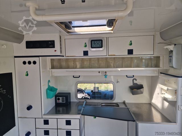 Autopompa MERCEDES-BENZ 413 CDI Sprinter Tierambulanz Standklima Webasto