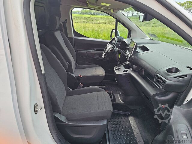 Chiếc vali OPEL COMBO 1.5 L1 Automaat Navi NAP