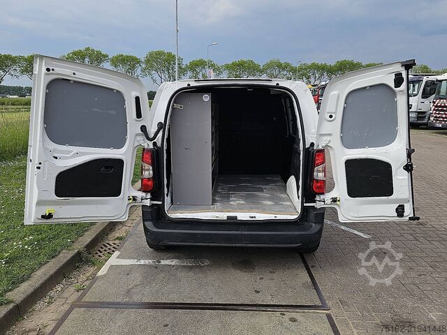 Chiếc vali OPEL COMBO 1.5 L1 Automaat Navi NAP