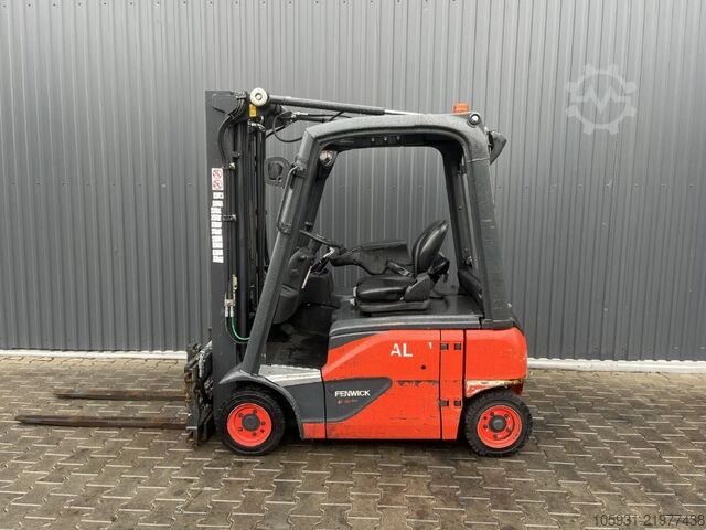 رافعة شوكية كهربائية ذات 4 عجلات Linde E16P-02