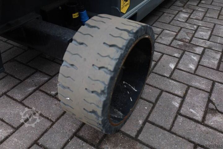 Scissor lift Holland Lift Ecostar HL-7814 Electric, 10m Working Height, 450k