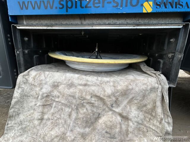 半挂车筒仓 Spitzer SK 2760 CAL/Silo-Sattelauflieger/60000 L