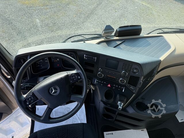 Camión con plataforma y lona Mercedes-Benz actros 2551