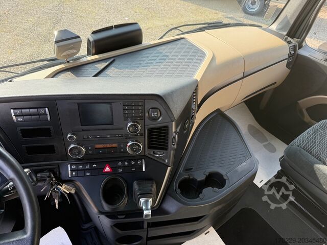 Camión con plataforma y lona Mercedes-Benz actros 2551