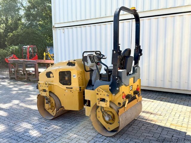Yksirumpuvalssi CATERPILLAR CB2.7 / 2018 BJ / 845 H / 2.5 Tonnen