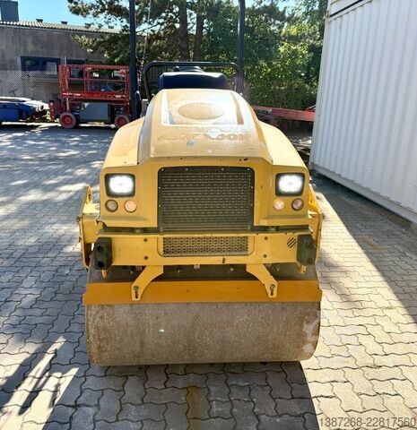 Yksirumpuvalssi CATERPILLAR CB2.7 / 2018 BJ / 845 H / 2.5 Tonnen