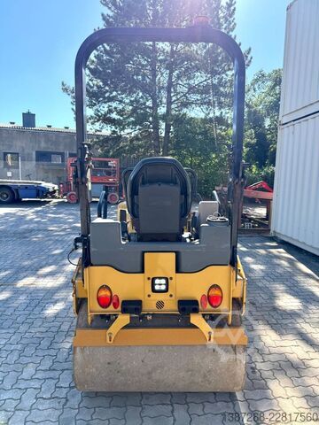 Yksirumpuvalssi CATERPILLAR CB2.7 / 2018 BJ / 845 H / 2.5 Tonnen