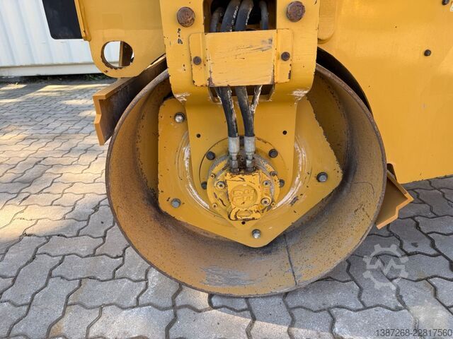 Yksirumpuvalssi CATERPILLAR CB2.7 / 2018 BJ / 845 H / 2.5 Tonnen